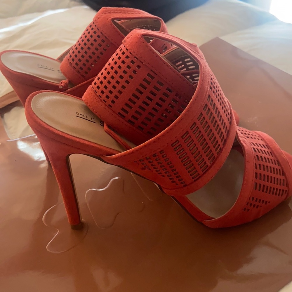 Strap heel